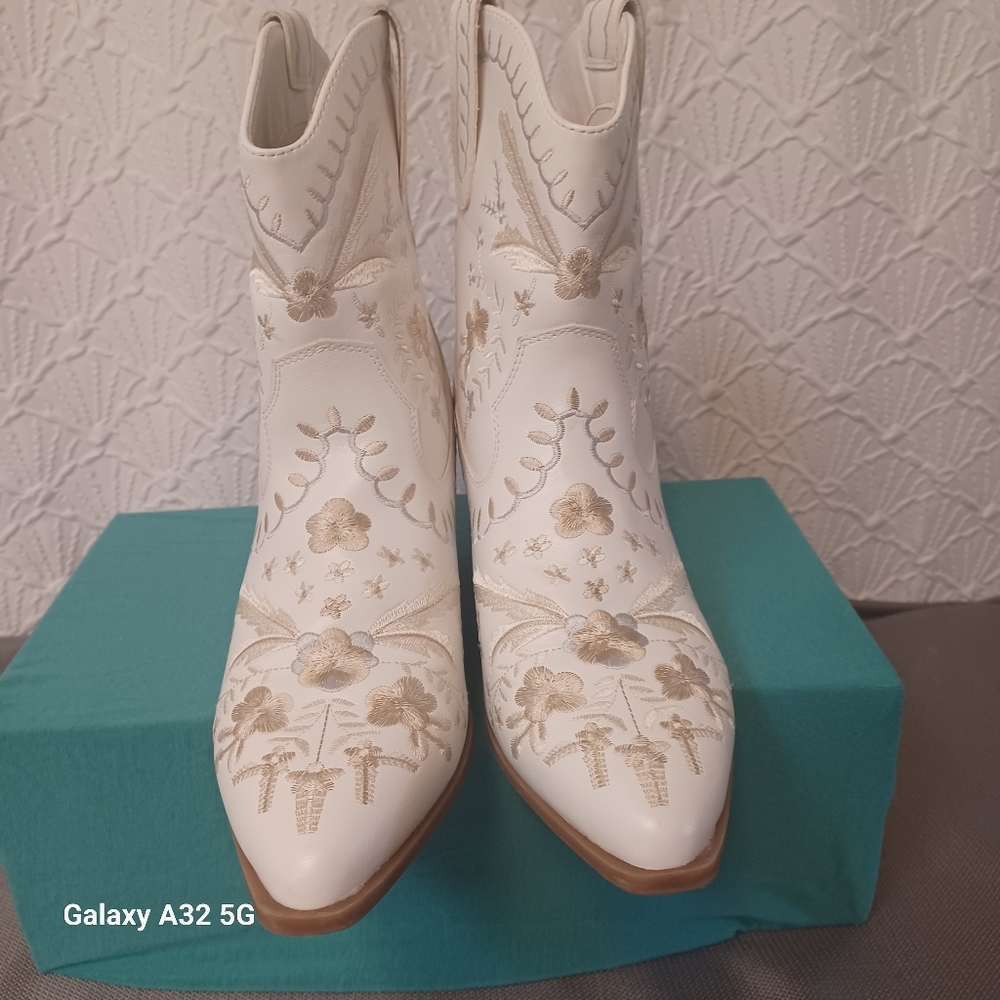 MIA Women Size 10 White Embroidered Heeled Boots - Picture 9 of 15